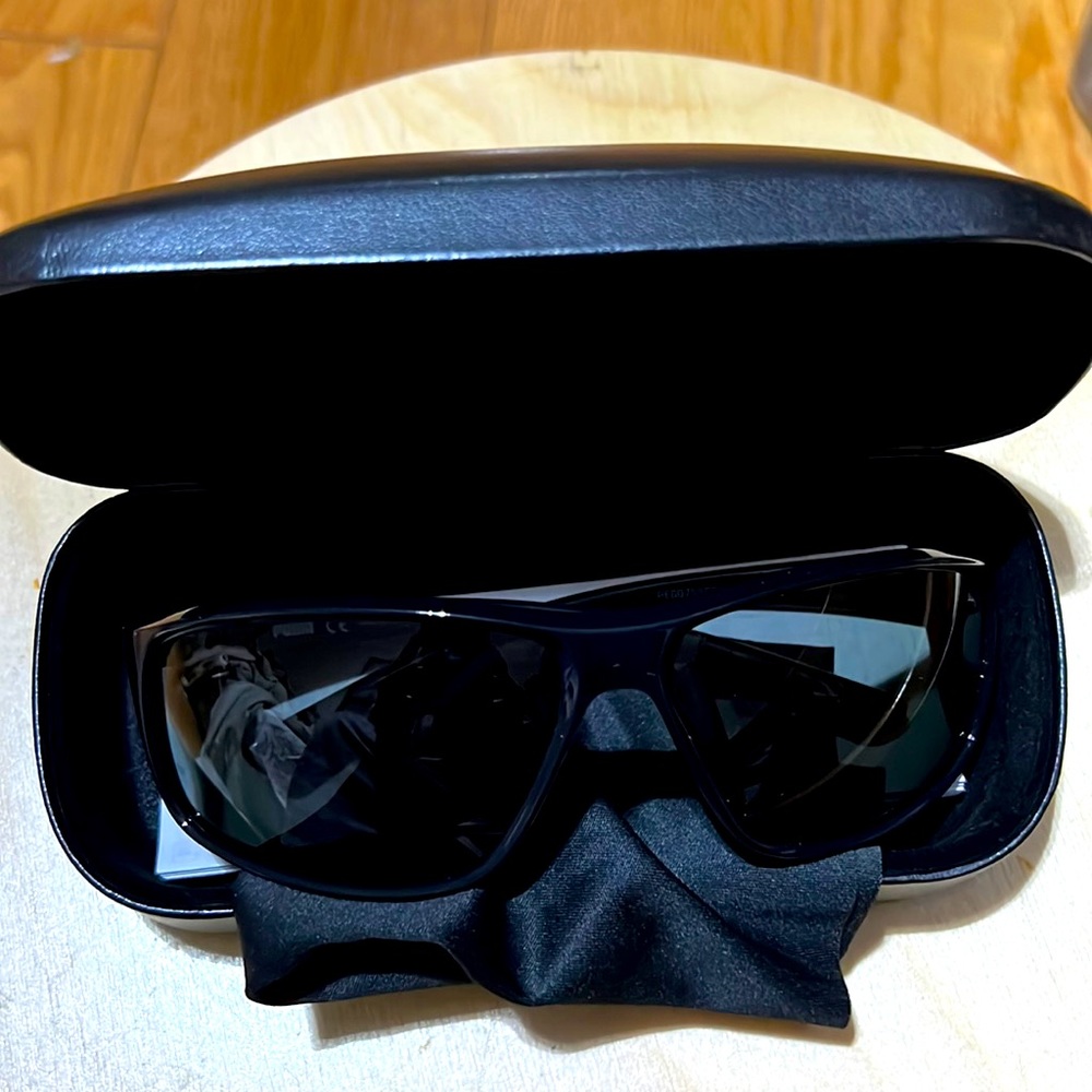 New with case Puma Polarized sunglasses, unisex